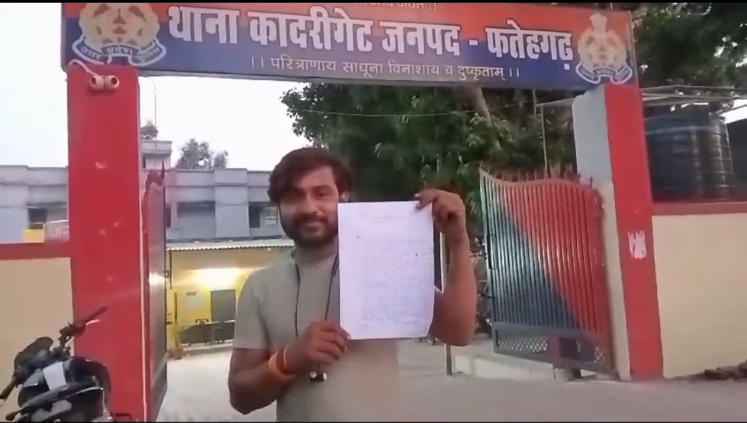 शराब के नशे में युवक ने रोड के किनारे खड़े युवकों को कार से मारी टक्कर…!