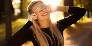 laughter-therapy-benefits_large_1351_148.webp-e1745628786910-660x330