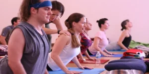 facial-yoga_large_1220_148.webp-e1750992886699-660x330