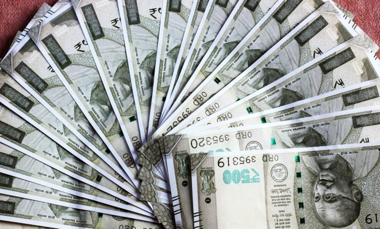 Rupee crashes 139 paise to 94.90 against U.S. dollar